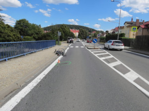 Řidič bílé dodávky srazil při předjíždění cyklistku na elektrokole a z místa nehody ujel. Pátrá po něm policie