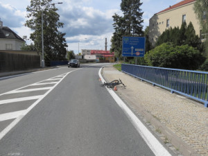Řidič bílé dodávky srazil při předjíždění cyklistku na elektrokole a z místa nehody ujel. Pátrá po něm policie