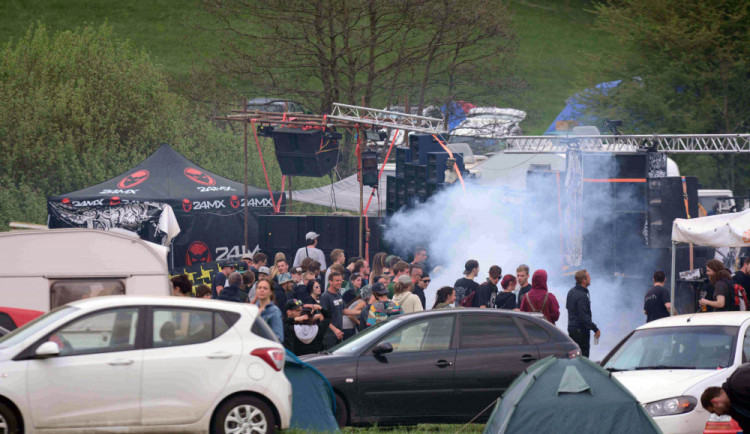 Policisté zasahovali na víkendové technoparty. Dopadli také uprchlého vězně