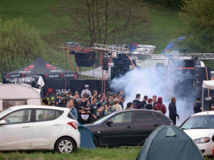 Policisté zasahovali na víkendové technoparty. Dopadli také uprchlého vězně