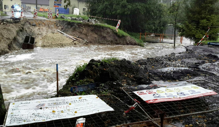 FOTO: Hladiny řek se v úterý večer zvedly. Hasiči zasahovali na nejkritičtějších místech
