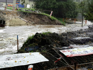 FOTO: Hladiny řek se v úterý večer zvedly. Hasiči zasahovali na nejkritičtějších místech