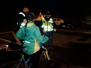 Policisté ráno kontrovali viditelnost cyklistů. V budoucnu v tom hodlají pokračovat