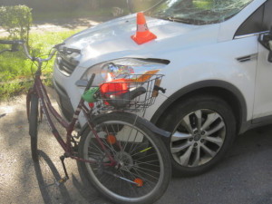 Opilý řidič srazil na přechodu pro chodce třiaosmdesátiletého cyklistu. Ten utrpěl vážná zranění