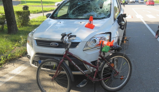 Opilý řidič srazil na přechodu pro chodce třiaosmdesátiletého cyklistu. Ten utrpěl vážná zranění