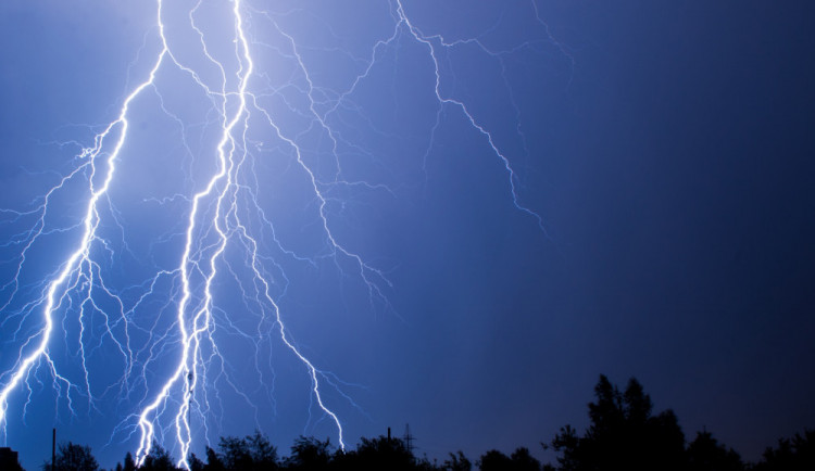 Na severu Moravy hrozí večer silné bouřky. Mohou padat i čtyřcentimetrové kroupy