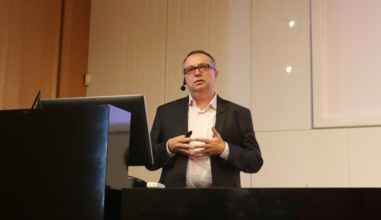 S koronavirem se budeme potýkat ještě 6 až 9 měsíců, říká olomoucký lékař Hajdúch