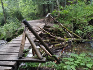 FOTO: Správa CHKO Jeseníky opravuje lávku na Bílé Opavě