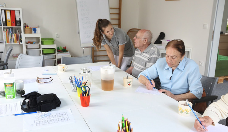 Péče o stárnoucí rodiče je velmi náročná. Zvlášť ti, co se starají o rodiče s demencí, jsou rádi za každou pomoc