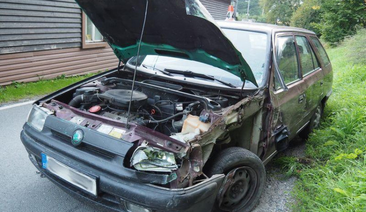 Mladík ukradl auto bez technické a po chvíli naboural do jiného vozidla. Neměl ani řidičák