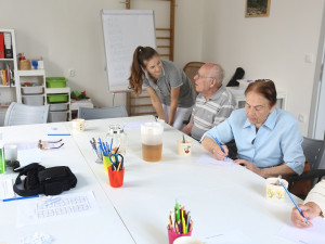 Péče o stárnoucí rodiče je velmi náročná. Zvlášť ti, co se starají o rodiče s demencí, jsou rádi za každou pomoc