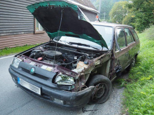 Mladík ukradl auto bez technické a po chvíli naboural do jiného vozidla. Neměl ani řidičák