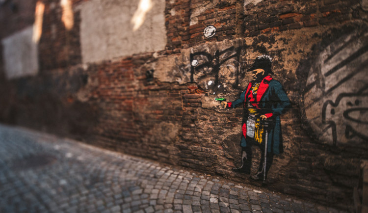 FOTO: Zapadlá olomoucká zákoutí nově zdobí slavné osobnosti spojené s městem