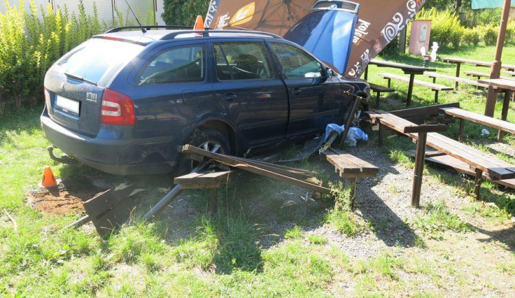 FOTO: Opilý řidič se zákazem řízení vjel do venkovního posezení