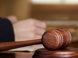 Olomoucký vrchní soud snížil trest ženě za vraždu syna na sedmnáct let