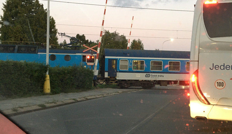 VIDEO: Stačilo pár sekund a mohlo dojít k tragické nehodě, přes přejezd bez spuštěných závor projížděl vlak