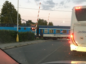 VIDEO: Stačilo pár sekund a mohlo dojít k tragické nehodě, přes přejezd bez spuštěných závor projížděl vlak