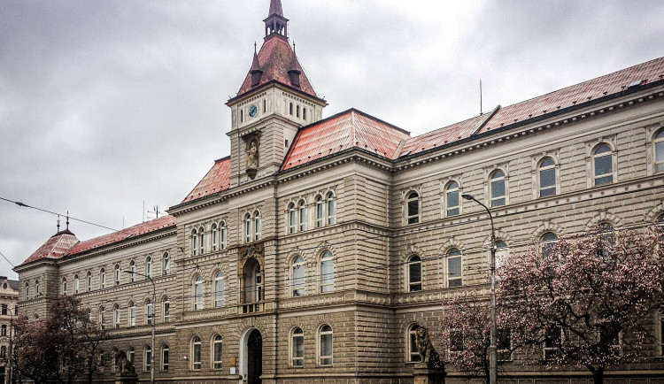 Soudci olomouckých soudů rozhodují, jestli soud proběhne v rouškách nebo bez