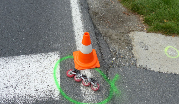 Bruslař nezvládl svou jízdu a narazil do boku projíždějícího auta. Utrpěl vážná zranění