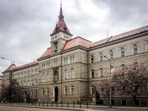 Soudci olomouckých soudů rozhodují, jestli soud proběhne v rouškách nebo bez