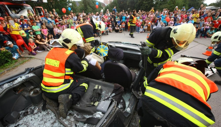 Hasiči mimo jiné předvedou vyprošťování z havarovaného vozidla.