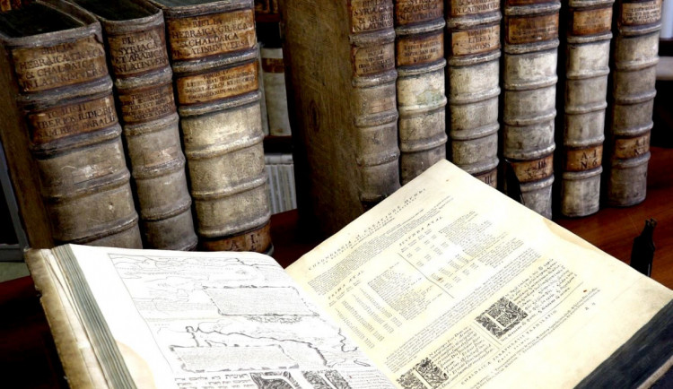 Vlastivědné muzeum vystavuje navrácenou bibli, kterou v roce 1996 ukradl dělník při rekonstrukci