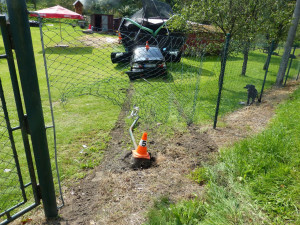 Řidič při nehodě prorazil plot a vjel na zahradu, zastavil se až o trampolínu