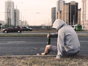 Řidička nezastavila stopaři. Ten jí ze vzteku kamenem rozbil okno