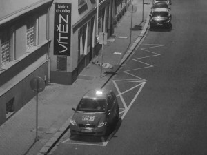 Polonahý muž se vzbudil z opilého spánku a zaútočil na policejní hlídku. Bál se o své věci