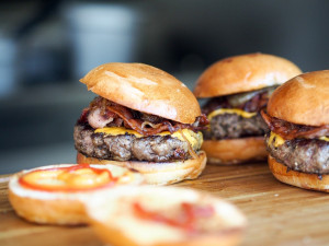 Olomouc bude mít svůj burger, ingredience vybírali obyvatelé města