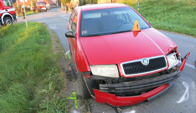 Řidiče auta při průjezdu křižovatkou oslnilo slunce. Foto z místa nehody.