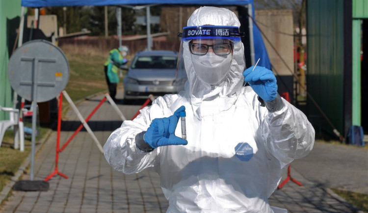 V Česku přibylo poprvé víc než 2000 nakažených za jeden den