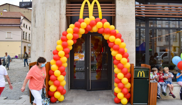 FOTO: Nový McDonald's v Olomouci. Podívejte se, jak vypadá restaurace s unikátním designem