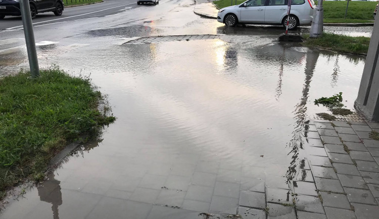 Opravy způsobené vodovodní havárií v ulici U Husova sboru pokračují