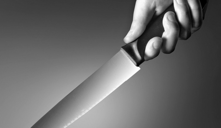 Nůž, hádky, alkohol a vyhrožování smrtí. Policie během týdne řešila dva partnerské spory