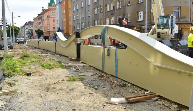 FOTO: K mostu na Masarykově třídě se z Itálie začaly dovážet kovové konstrukce