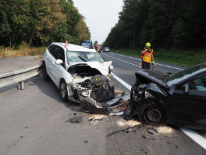 Řidička vjela do protisměru a srazila se s protijedoucím autem. Na místě zasahoval vrtulník