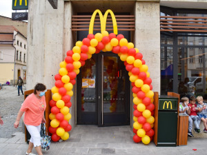 FOTO: Nový McDonald's v Olomouci. Podívejte se, jak vypadá restaurace s unikátním designem