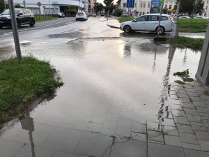Opravy způsobené vodovodní havárií v ulici U Husova sboru pokračují