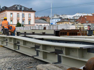 FOTO: K mostu na Masarykově třídě se z Itálie začaly dovážet kovové konstrukce