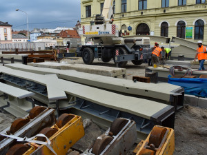 FOTO: K mostu na Masarykově třídě se z Itálie začaly dovážet kovové konstrukce
