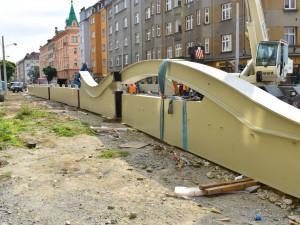 FOTO: K mostu na Masarykově třídě se z Itálie začaly dovážet kovové konstrukce