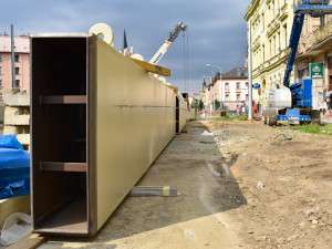 FOTO: K mostu na Masarykově třídě se z Itálie začaly dovážet kovové konstrukce
