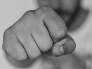 Muž dal přítelkyni třikrát pěstí, poté ji na náměstí kopl do hlavy. Ta ho stíhat nechtěla