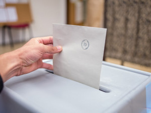 Hlasovat ve volbách můžete i skrz karanténu z auta nebo přenosné schránky. Kde a jak?