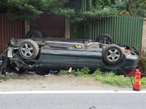 Auto se při nehodě převrátilo na střechu, řidič je zraněný