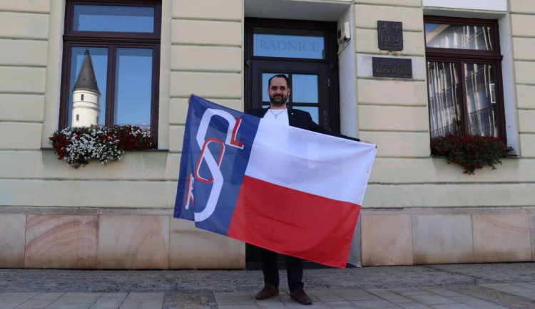 Přerovská radnice se rozhodla poprvé vyvěsit sokolskou vlajku