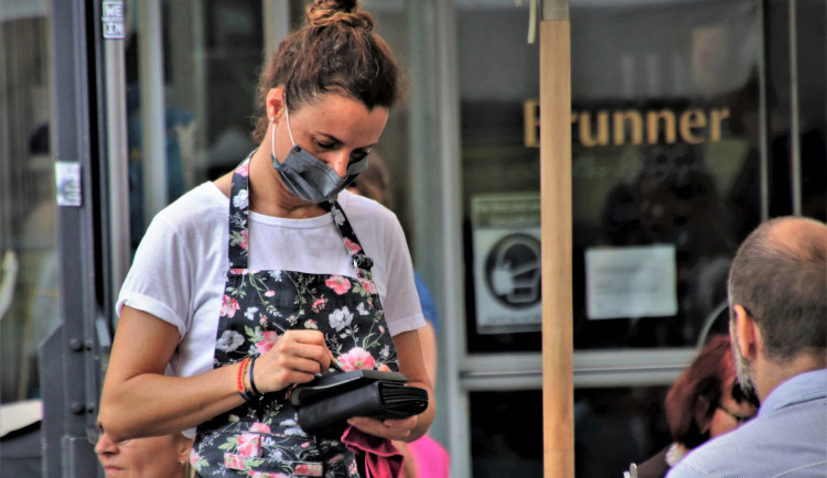 Může se stát, že bude dále omezena otevírací doba barů a restaurací, říká Prymula