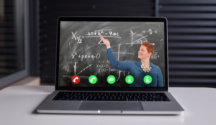 Základní školy v kraji budou moci dovybavit své pedagogy technikou potřebnou k on-line výuce