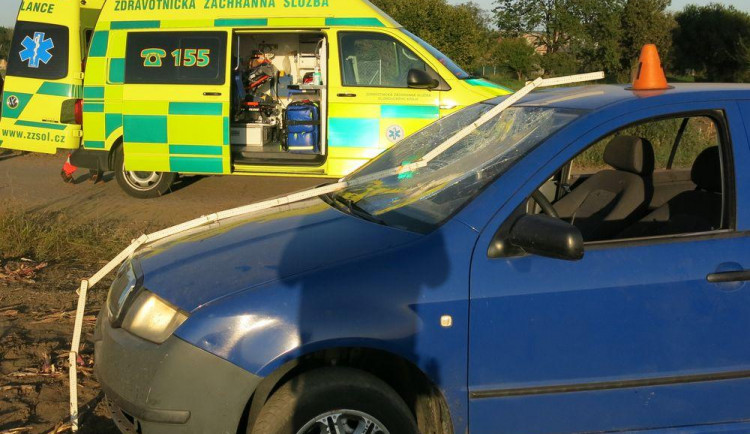 FOTO: Mladý cizinec se v autě čelně srazil s ženou na elektrokole a skončil v poli